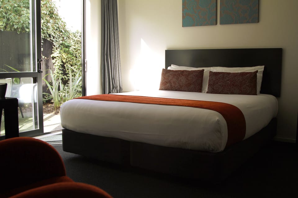 Executive Triple Room | Desk, blackout drapes, soundproofing, iron/ironing board