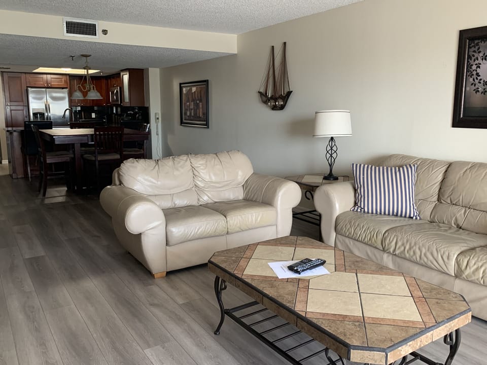 Full view from patio end.
*Flat screen TV w/ cable to left. Internet throughout.