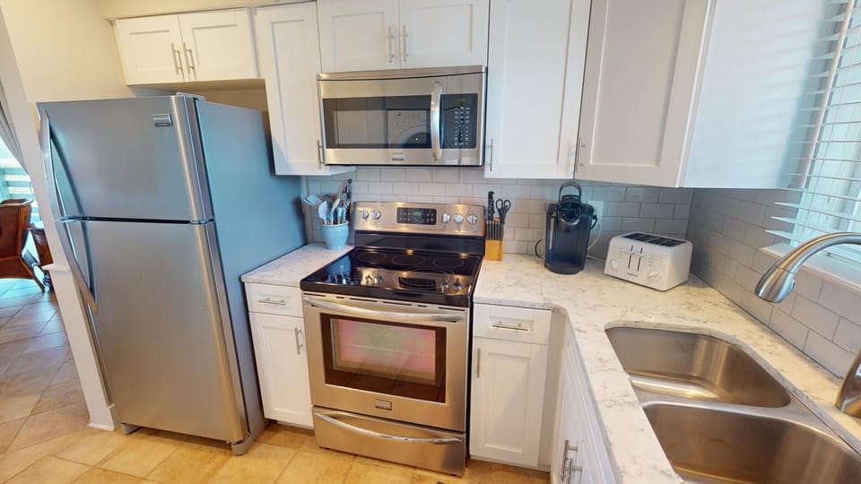 Full Kitchen w/ Full Size, Stacked Washer & Dryer