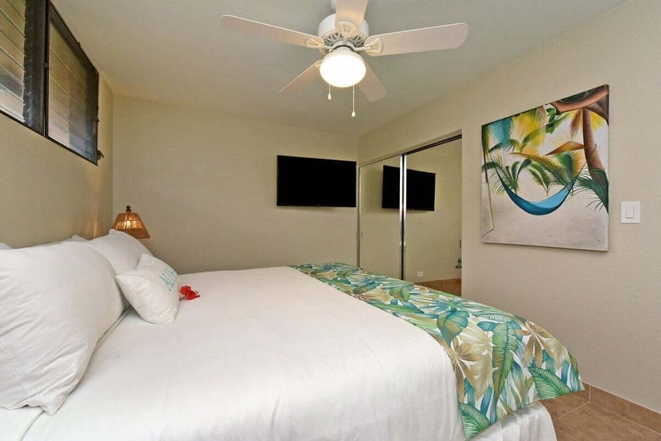 Tropical bedroom with welcoming floral touches and bright décor