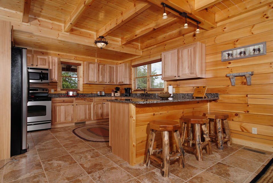 Smoky Mountain Family Friendly Cabin "A Cabin of Dreams" - Bar top and kitchen