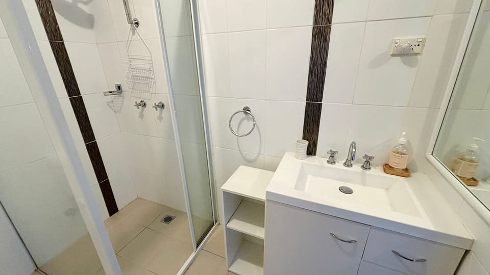 Main bathroom. 