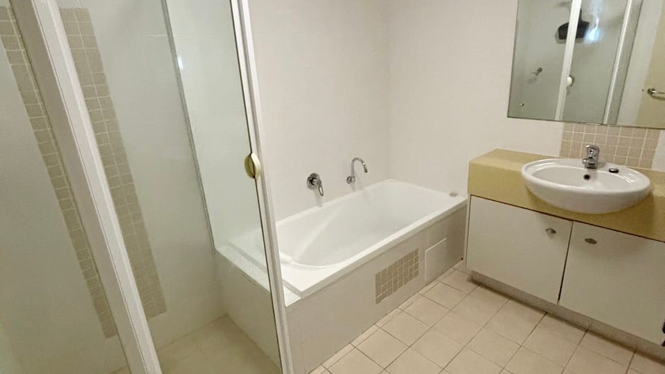 Main bathroom. 