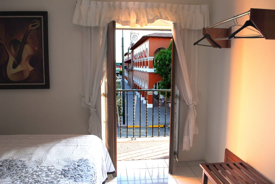 Honeymoon Suite, 1 King Bed, Non Smoking | Blackout drapes, free WiFi, bed sheets