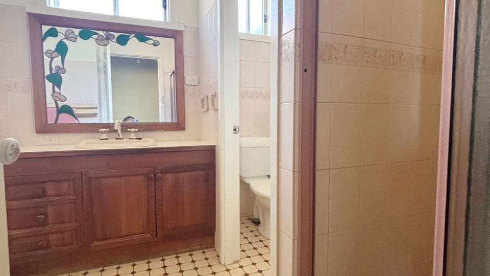 Main bathroom. 