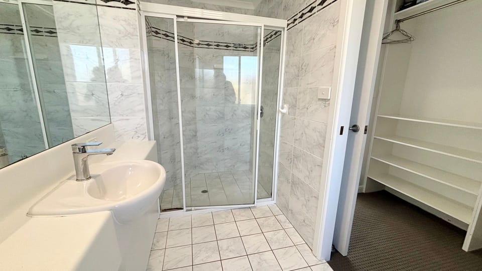 Master ensuite. 