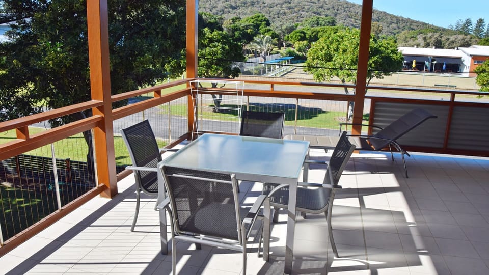 Outdoor dining area (upstairs).