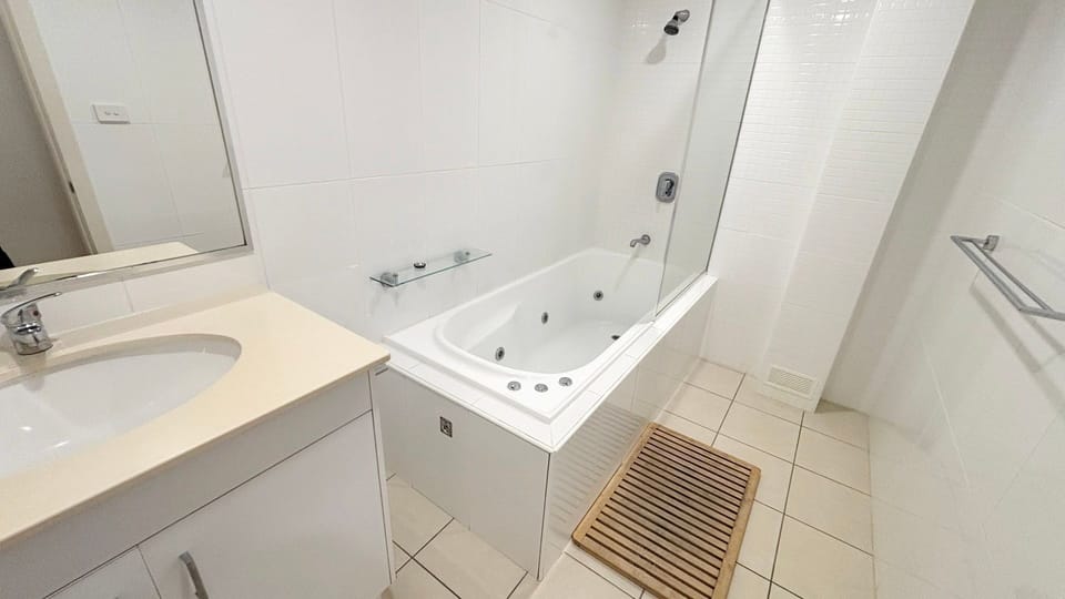 Main bathroom. 