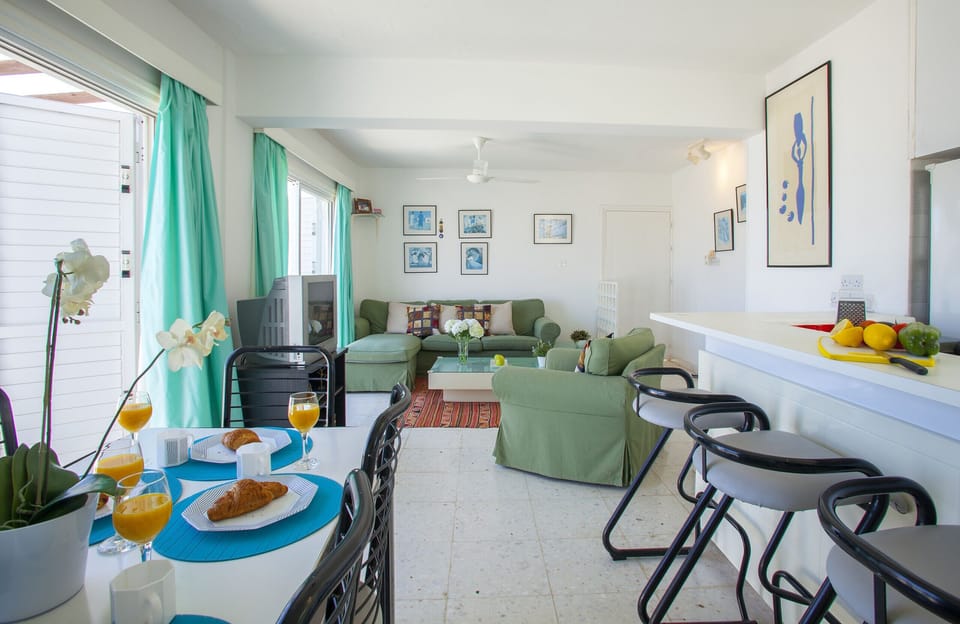 Apartment, 2 Bedrooms, 2 Bathrooms | Living room | Flat-screen TV