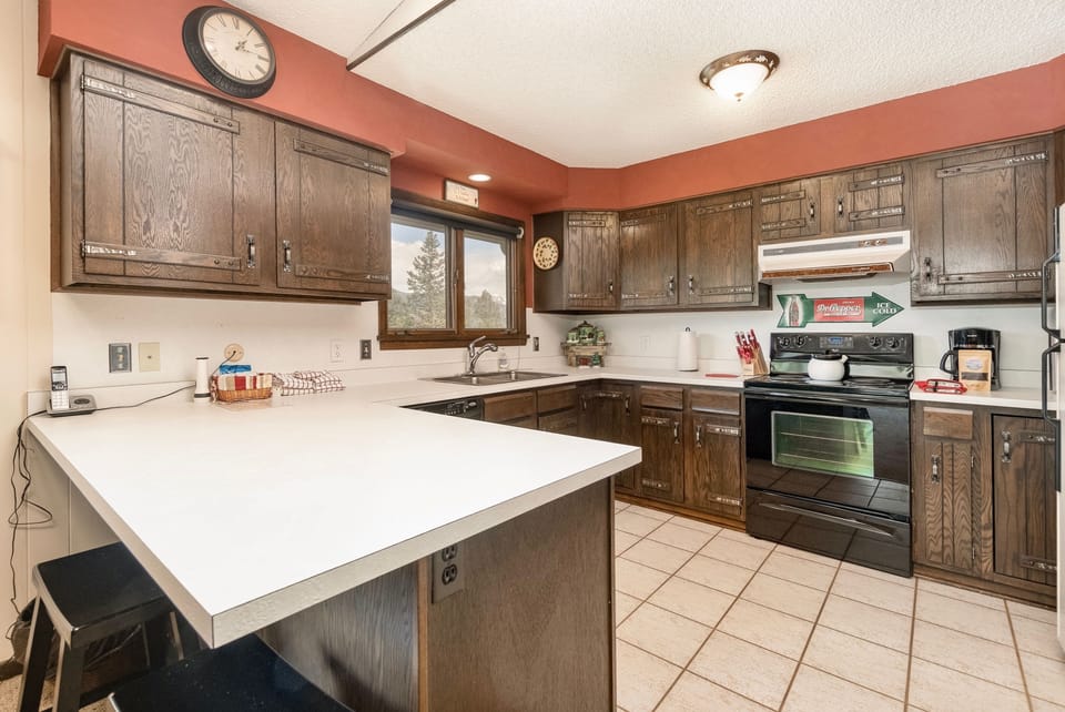 House, 4 Bedrooms | Private kitchen | Microwave, dishwasher, coffee/tea maker