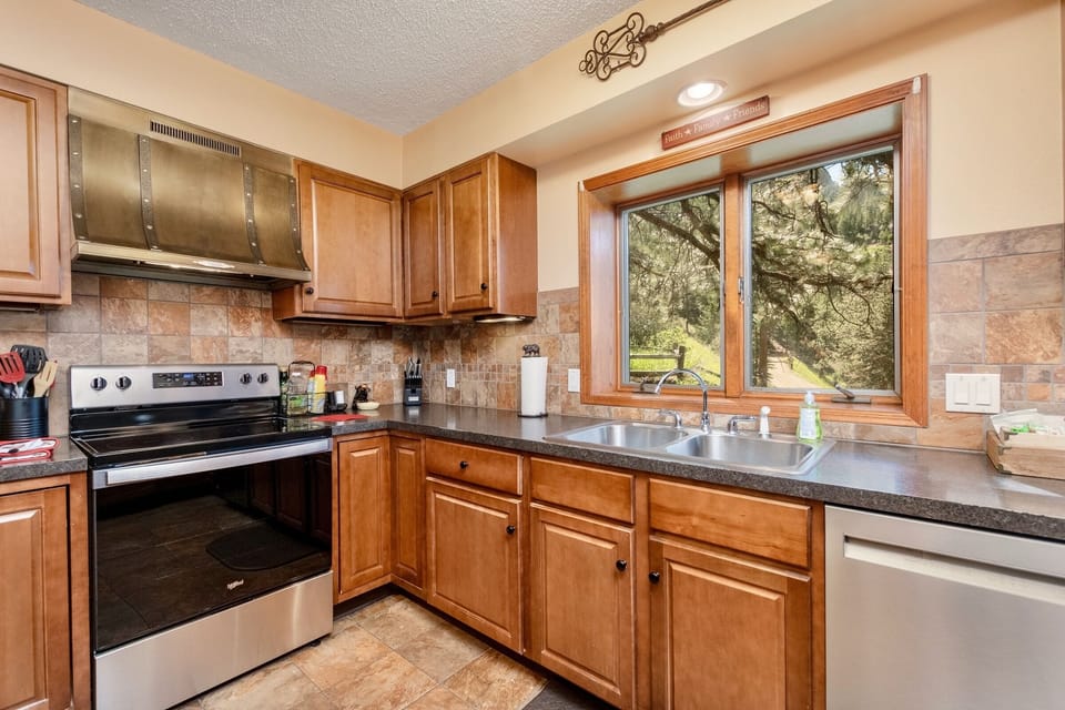 House, 3 Bedrooms | Private kitchen | Coffee/tea maker