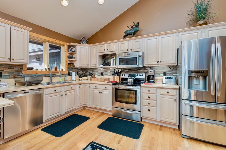 House, 3 Bedrooms | Private kitchen | Coffee/tea maker, fridge, microwave, oven