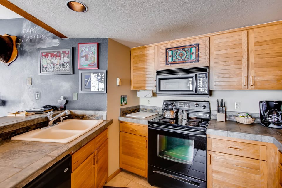 Condo, 2 Bedrooms | Private kitchen | Oven, coffee/tea maker