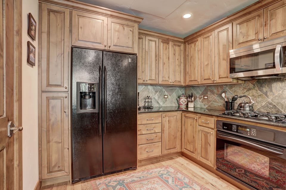 Condo, 3 Bedrooms | Private kitchen | Fridge, oven, coffee/tea maker, toaster