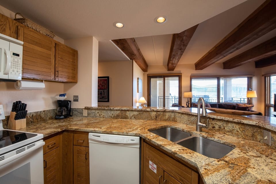Condo, 2 Bedrooms | Private kitchen | Fridge, oven, coffee/tea maker