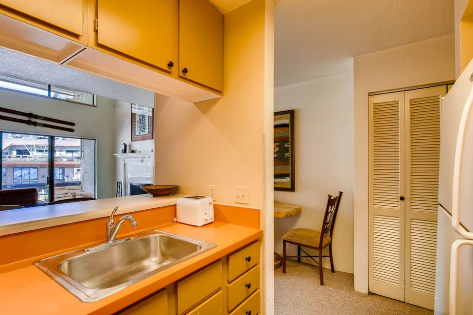 Condo, 1 Bedroom | Private kitchen | Coffee/tea maker, oven