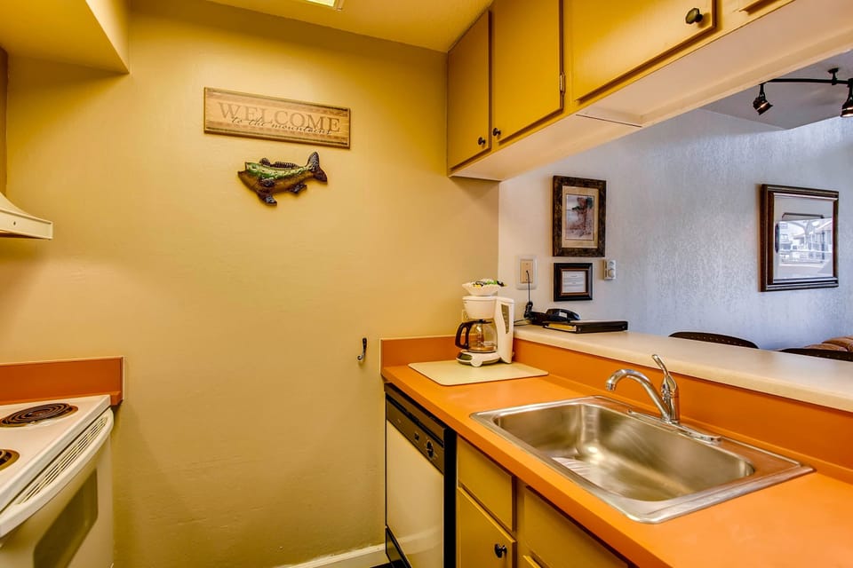 Condo, 1 Bedroom | Private kitchen | Coffee/tea maker, oven