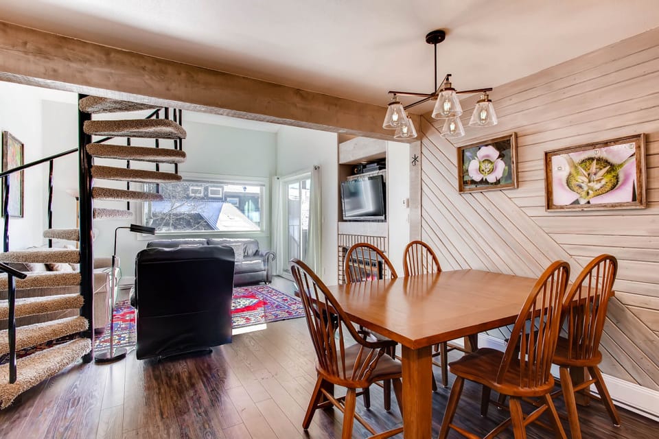 Condo, 2 Bedrooms | Dining