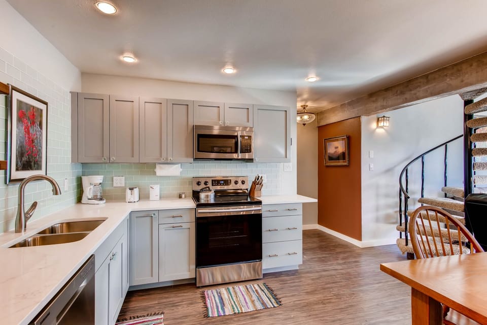 Condo, 2 Bedrooms | Private kitchen | Coffee/tea maker, oven