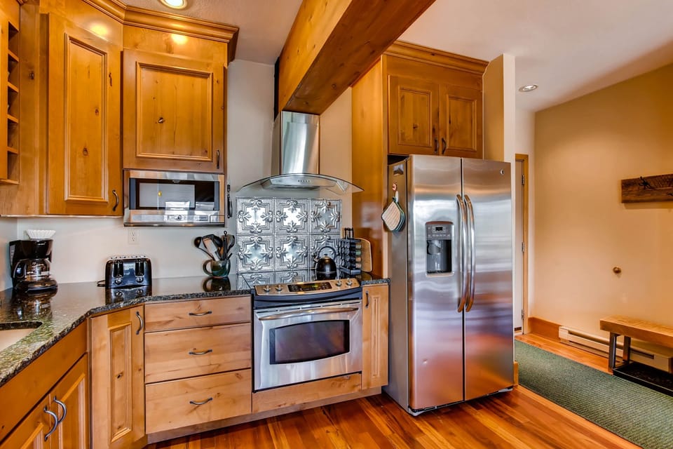 Condo, 3 Bedrooms | Private kitchen | Coffee/tea maker, oven