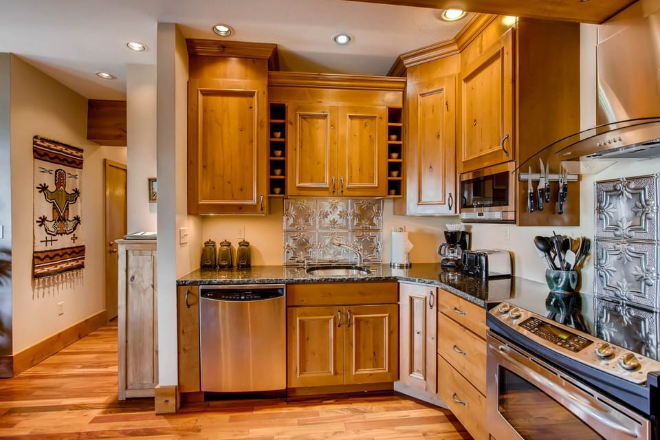 Condo, 3 Bedrooms | Private kitchen | Coffee/tea maker, oven