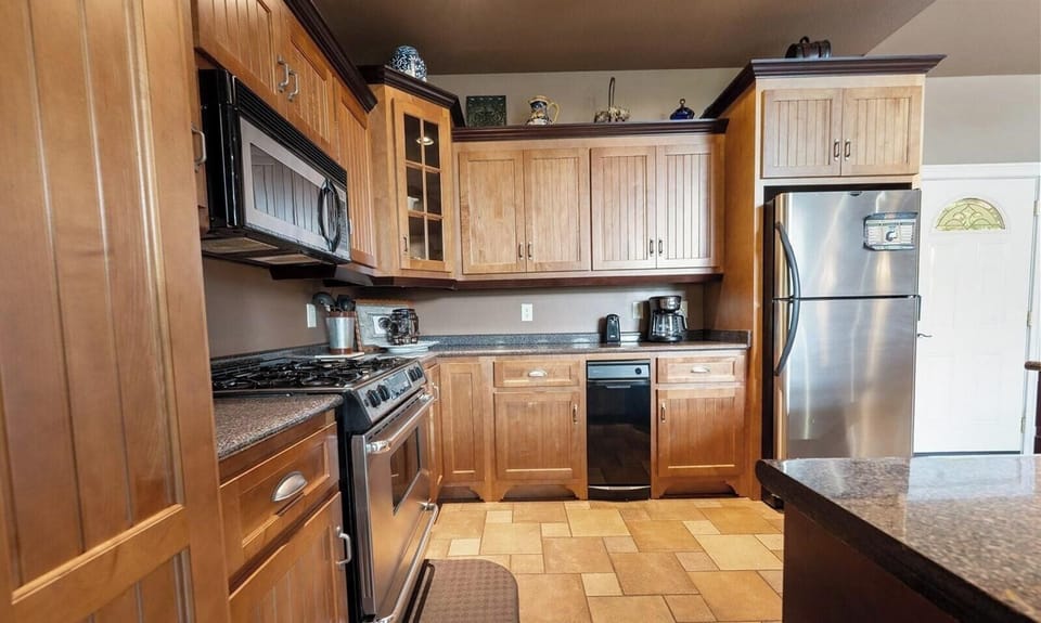 Chalet, 2 Bedrooms | Private kitchen | Coffee/tea maker, fridge, oven, toaster