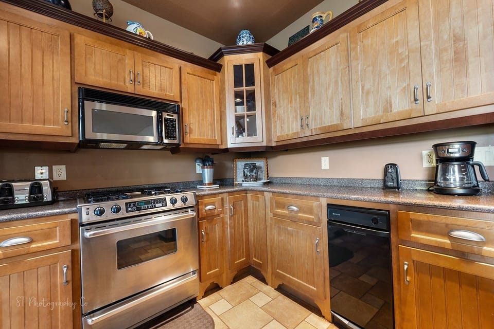 Chalet, 2 Bedrooms | Private kitchen | Coffee/tea maker, fridge, oven, toaster