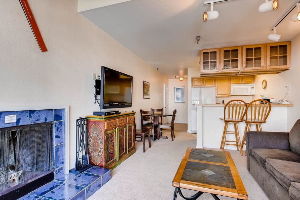 Condo, 1 Bedroom | Living area