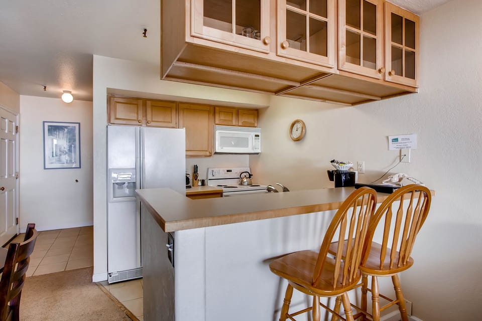 Condo, 1 Bedroom | Private kitchen | Coffee/tea maker, oven