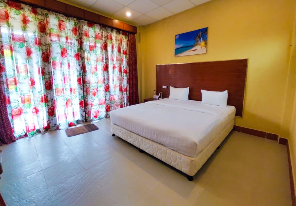 Pillowtop beds, minibar, desk, blackout drapes