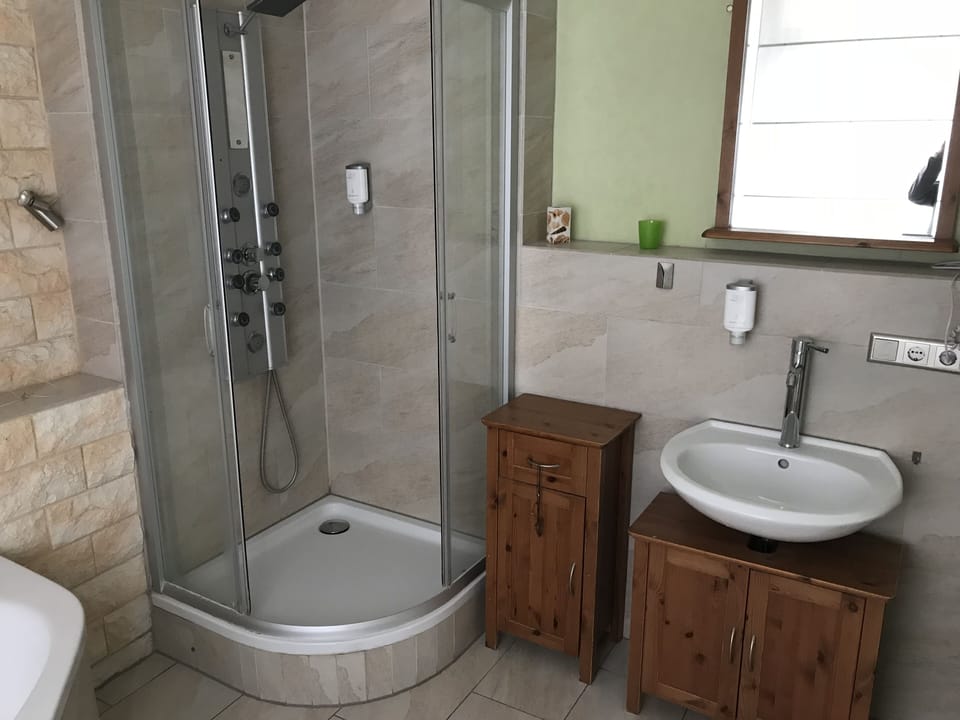 Basic Double Room, Private Bathroom (Externes Badezimmer) | Bathroom