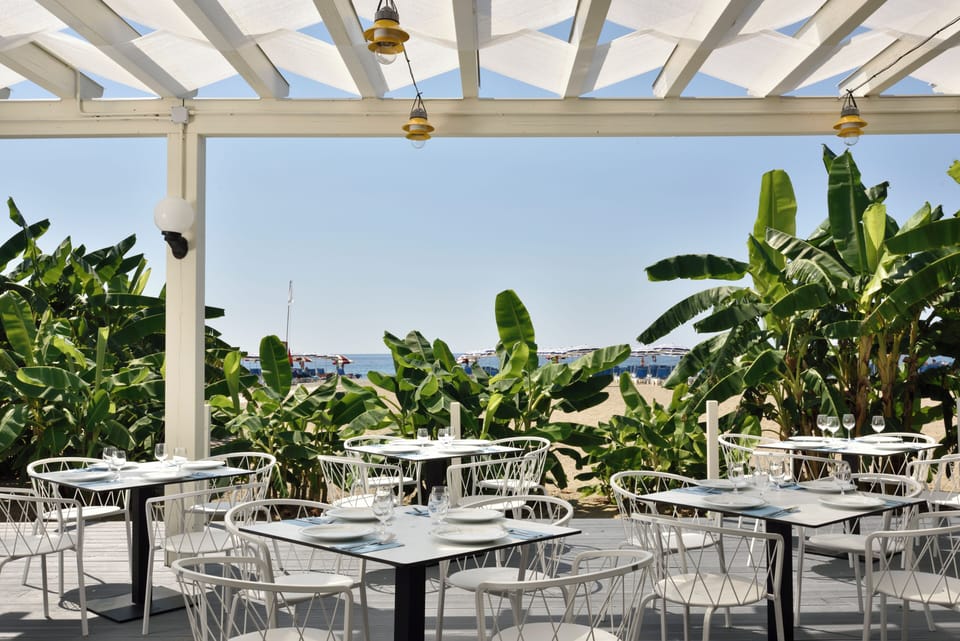 4 restaurants; breakfast, lunch, and dinner served