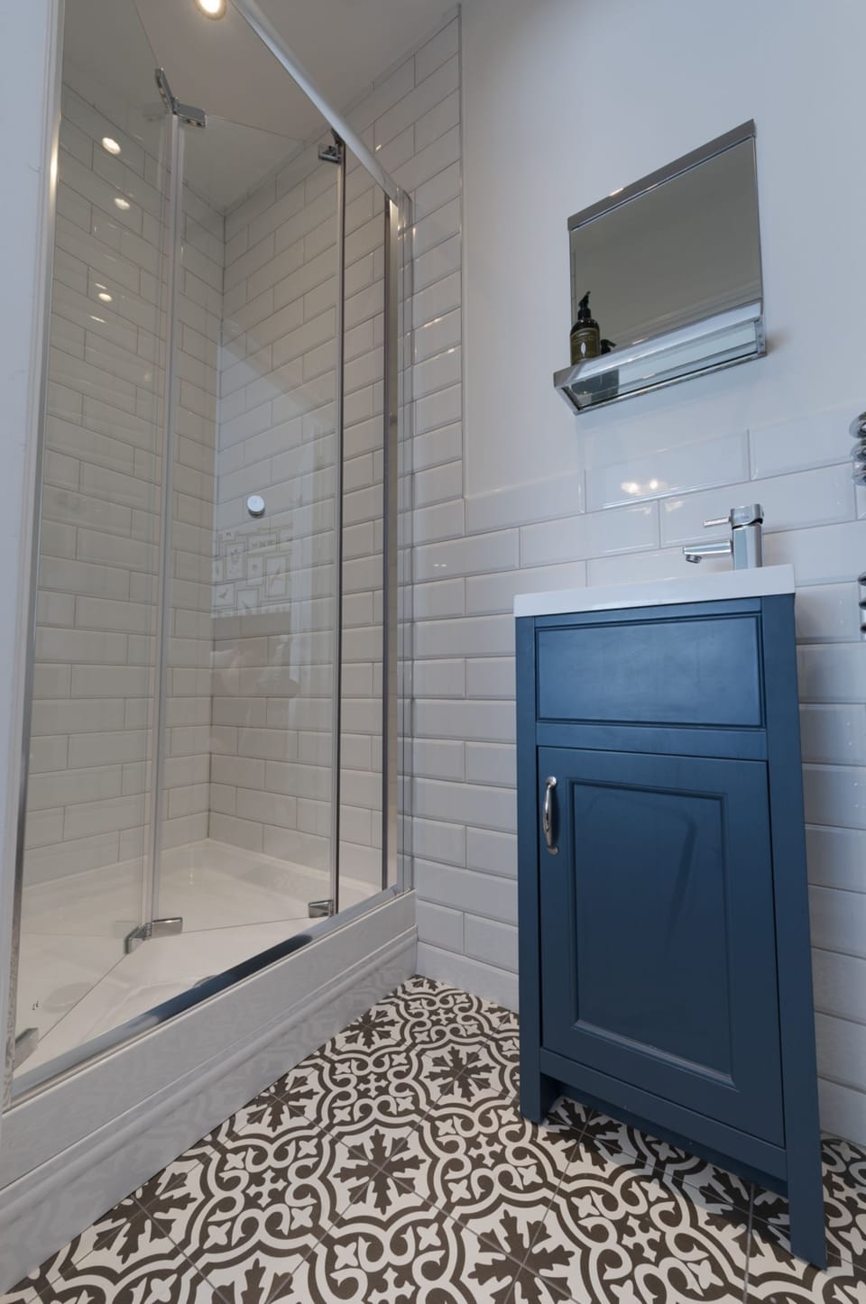 Standard King Room with shower (no bath)  | Bathroom | Designer toiletries, hair dryer, towels, soap