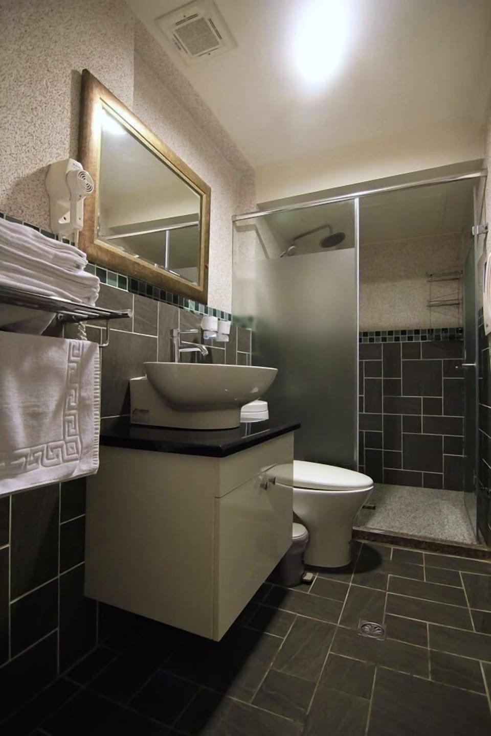Standard Quadruple Room | Bathroom | Shower, free toiletries, hair dryer, slippers
