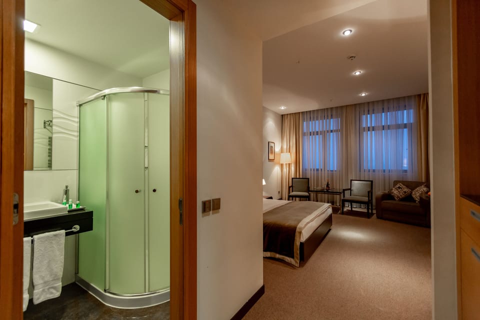 Room (Super King) | In-room safe, blackout drapes, cribs (free), rollaway beds (surcharge)