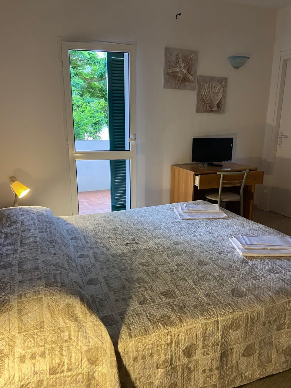 Room, Balcony | Hypo-allergenic bedding