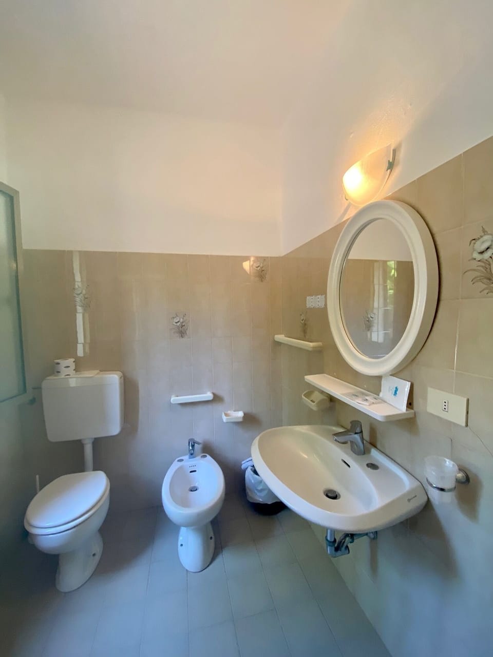 Classic Double Room, Balcony | Bathroom | Bathrobes, bidet, towels