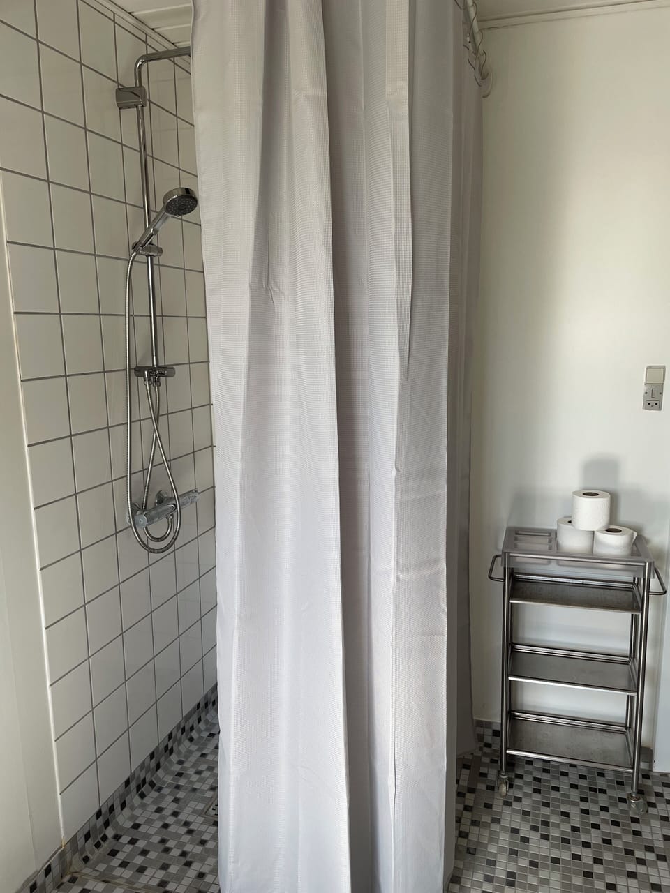 Family Apartment | Bathroom | Shower, hair dryer, towels