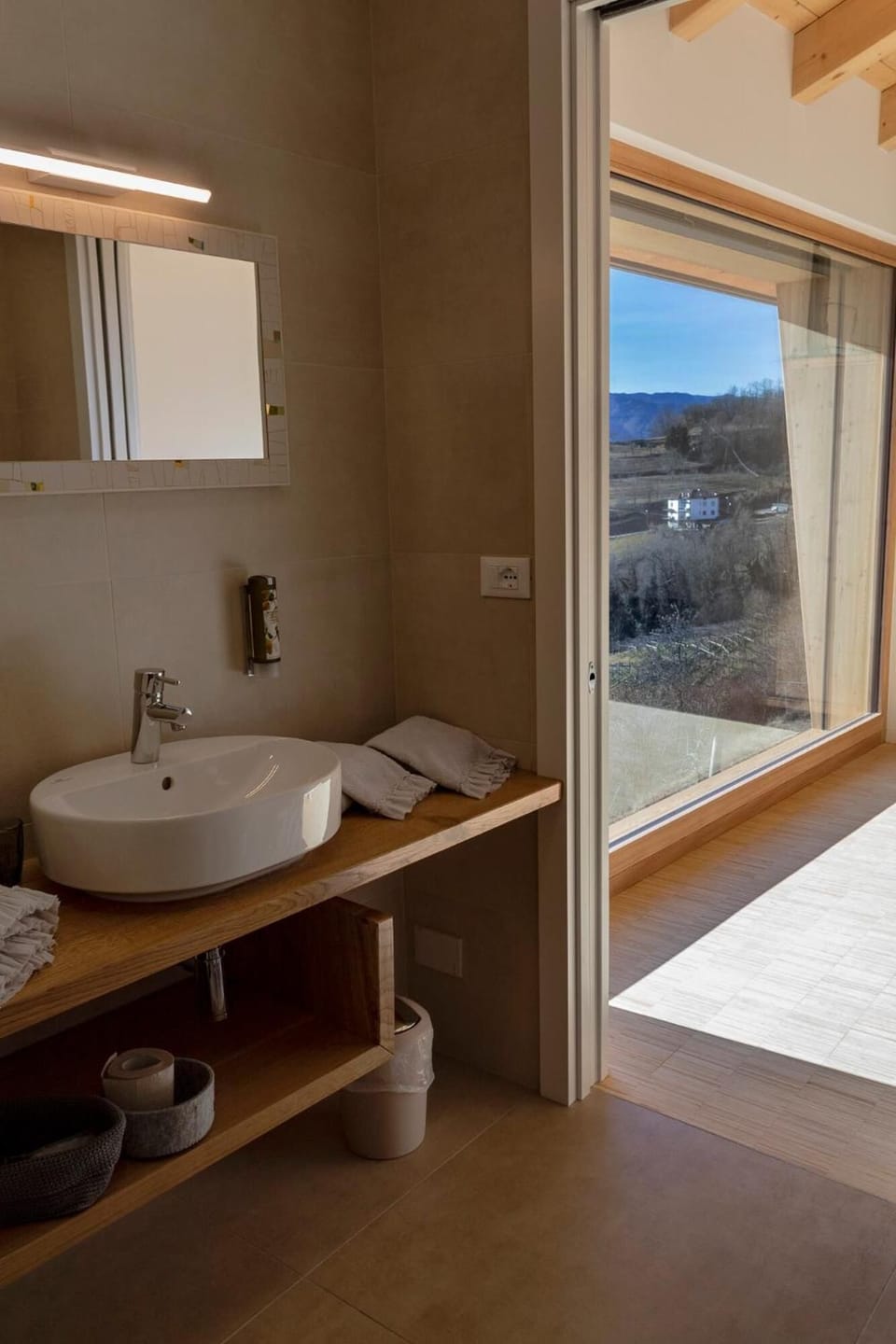 Deluxe Double Room, Mountain View | Bathroom | Shower, rainfall showerhead, free toiletries, hair dryer