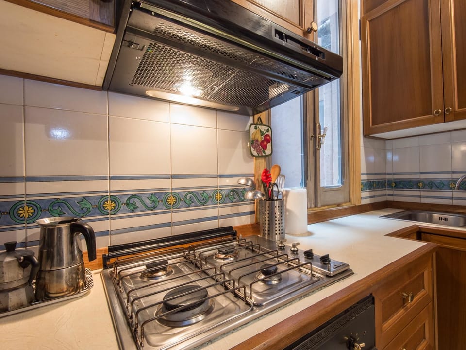 Apartment (2 Bedrooms) | Private kitchen | Oven