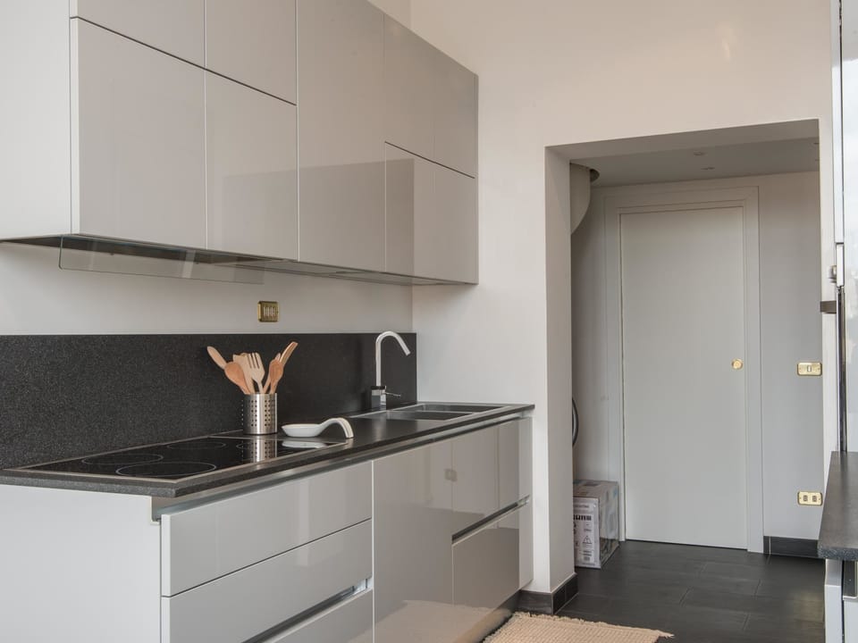 City Apartment, 3 Bedrooms, 2 Bathrooms | Private kitchen | Microwave, oven, dining table