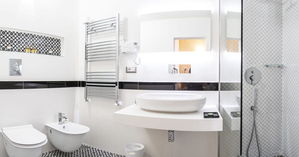 Deluxe Double Room (Ferdinando III) | Bathroom | Shower, rainfall showerhead, free toiletries, hair dryer