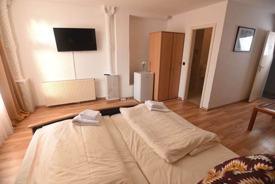 Comfort Double Room | Desk, blackout drapes, WiFi (free)