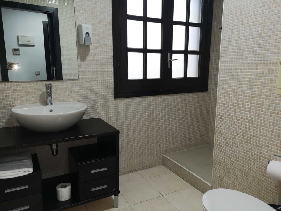 Shower, rainfall showerhead, free toiletries, towels