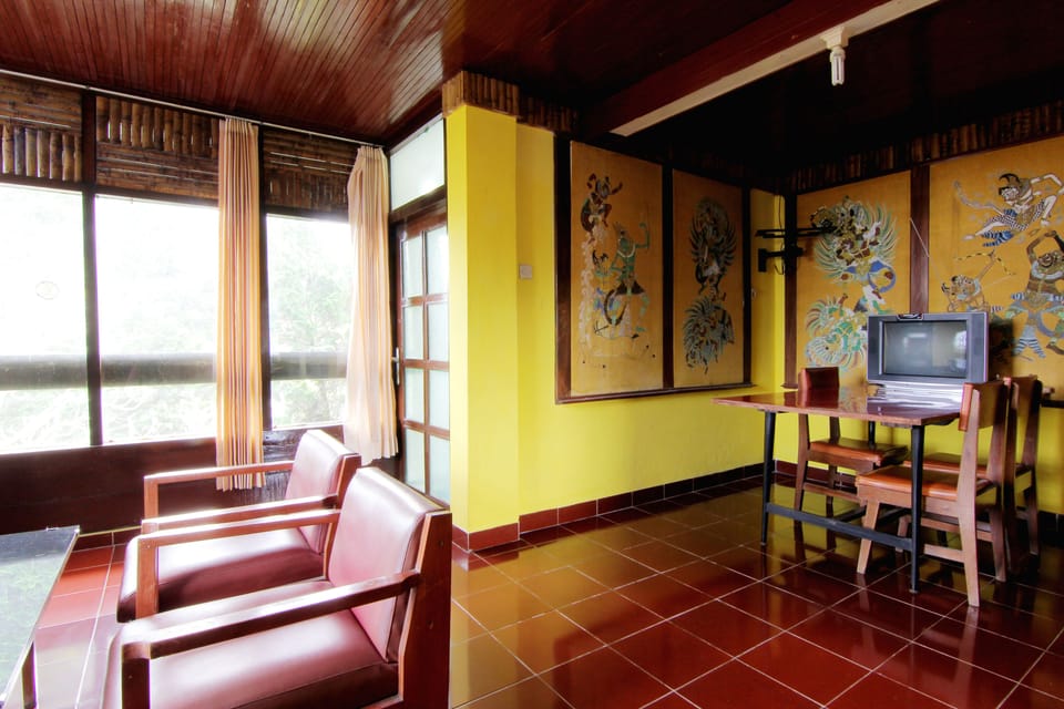 Standard Room, Shared Bathroom | Living area | 32-inch LCD TV with satellite channels, TV