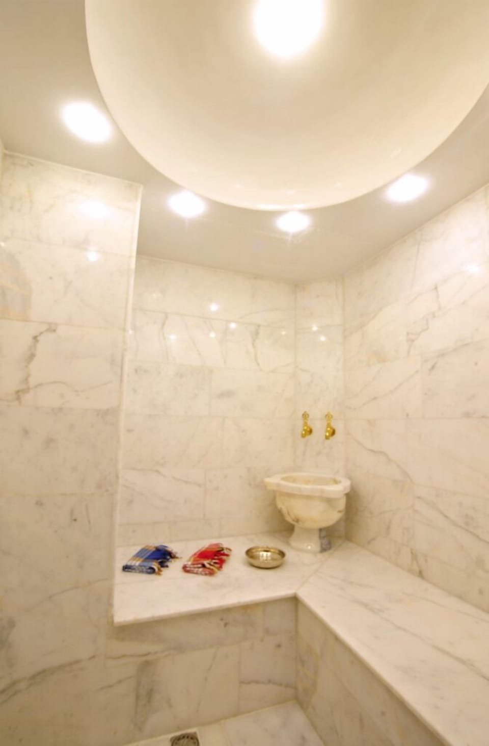 Suite | Bathroom | Shower, free toiletries, hair dryer, slippers