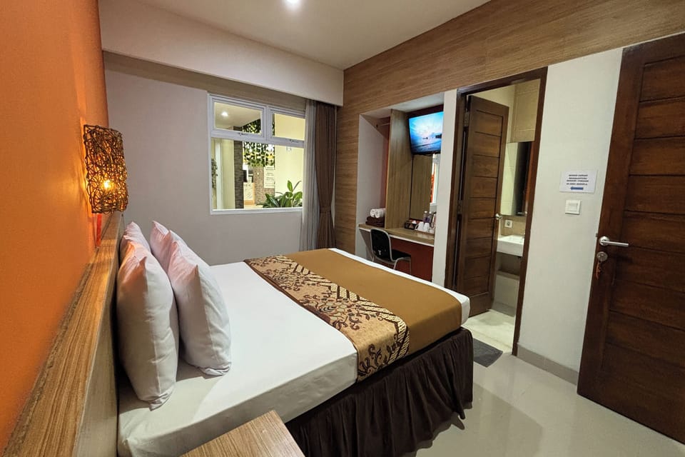 Deluxe Room, 1 King Bed | Premium bedding, individually decorated, individually furnished, desk