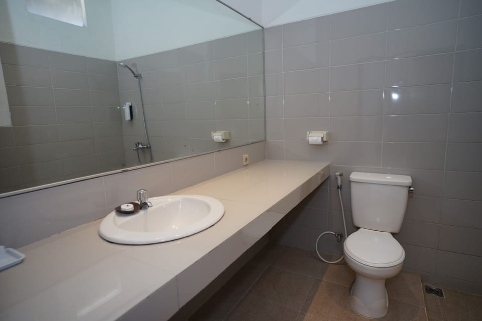 Deluxe Twin Room | Bathroom | Shower, rainfall showerhead, free toiletries, bidet