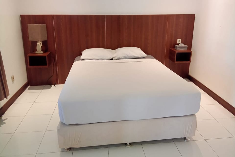 Deluxe Double Room | Desk, iron/ironing board, bed sheets