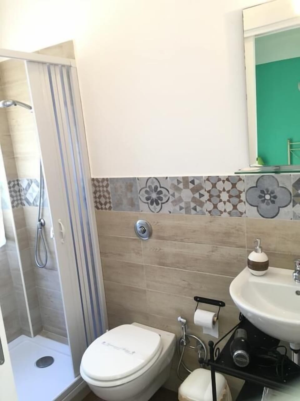 Comfort Quadruple Room, Multiple Beds, Non Smoking | Bathroom | Shower, rainfall showerhead, hair dryer, bidet